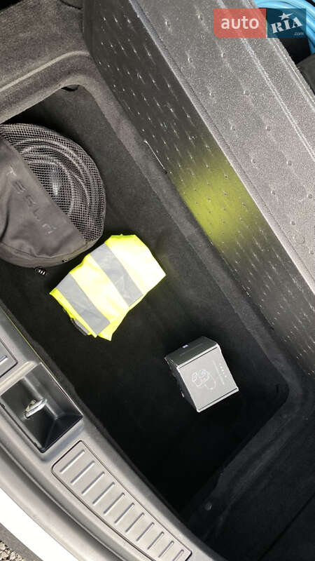 Лифтбек Tesla Model S 2017 в Луцке