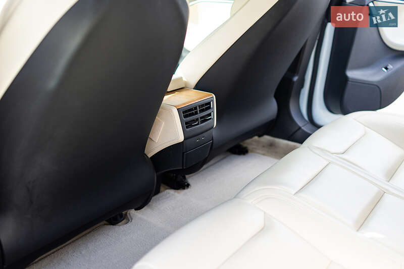 Лифтбек Tesla Model S 2019 в Киеве