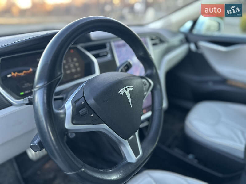 Лифтбек Tesla Model S 2013 в Долине
