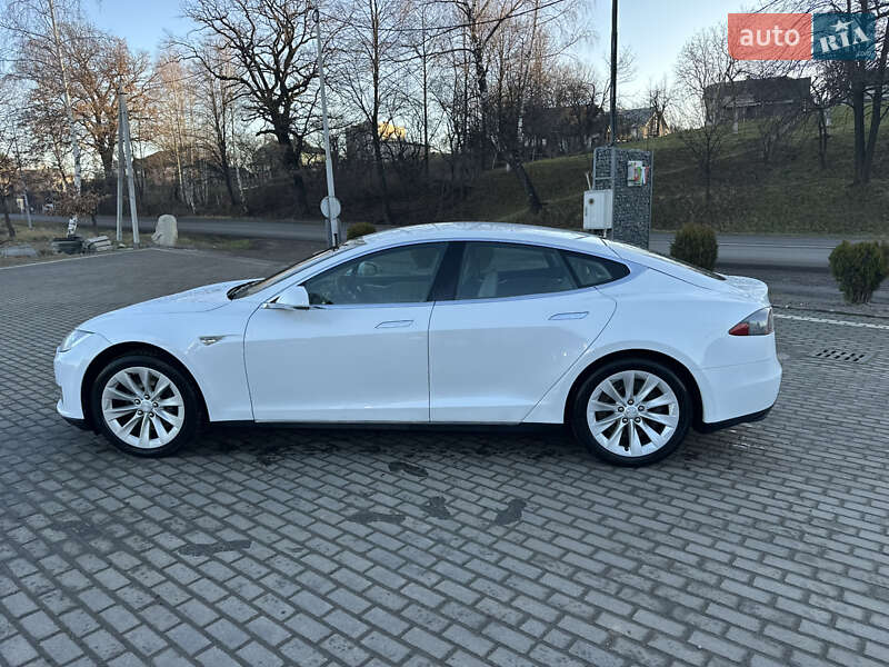 Лифтбек Tesla Model S 2013 в Долине