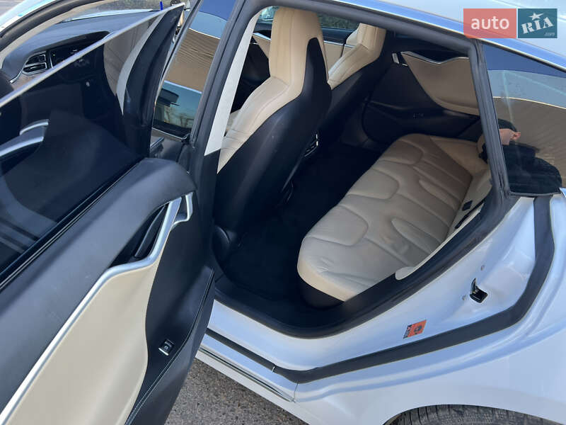 Лифтбек Tesla Model S 2016 в Самборе