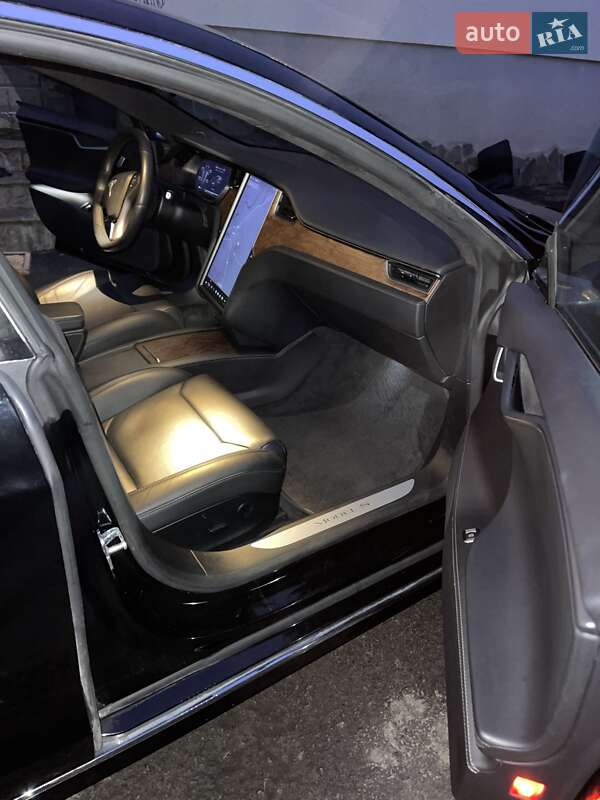 Лифтбек Tesla Model S 2019 в Ровно