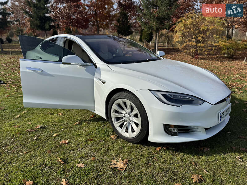 Ліфтбек Tesla Model S 2018 в Чернівцях