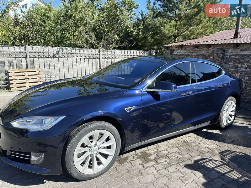 Лифтбек Tesla Model S 2015 в Львове