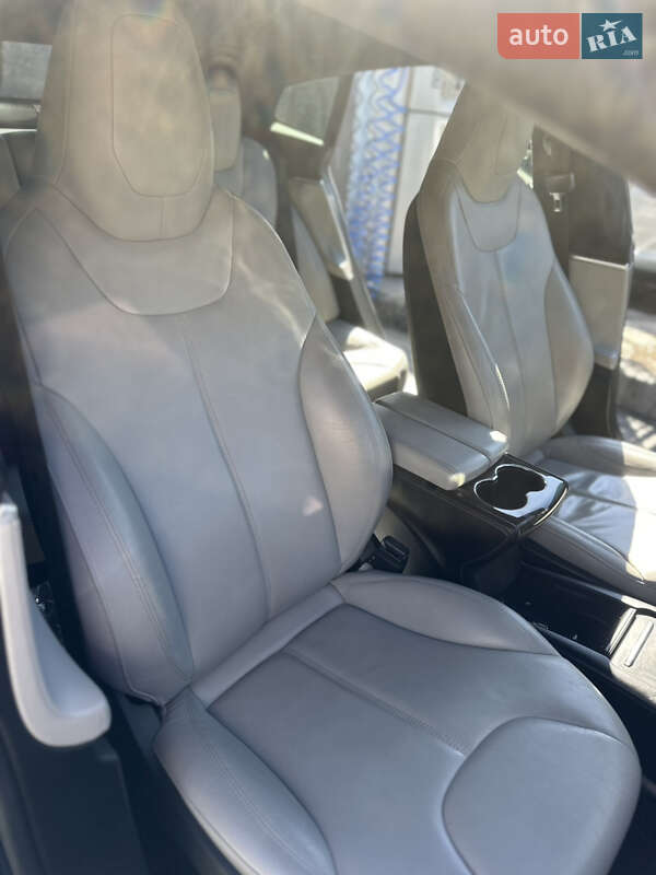 Лифтбек Tesla Model S 2015 в Львове