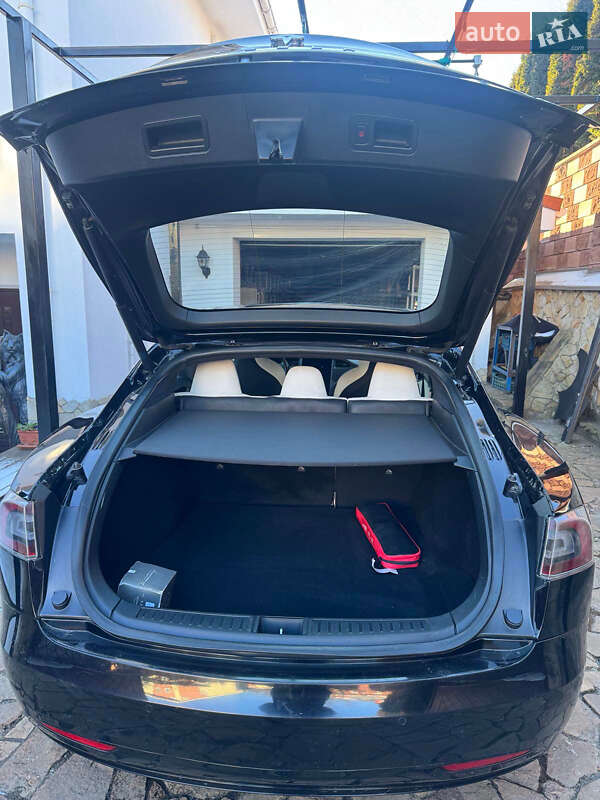 Лифтбек Tesla Model S 2019 в Ровно
