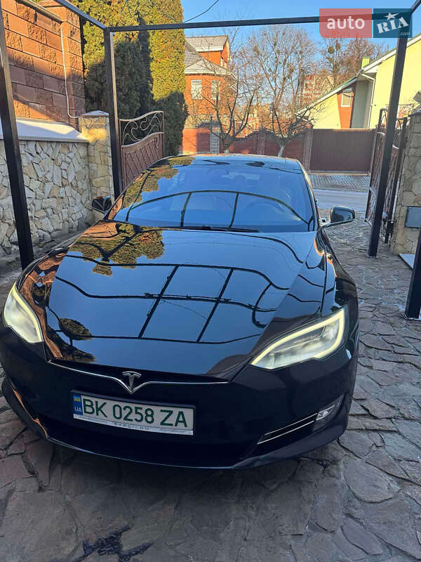 Лифтбек Tesla Model S 2019 в Ровно