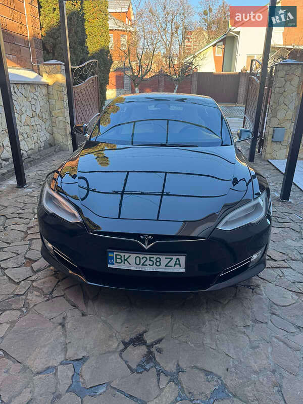 Лифтбек Tesla Model S 2019 в Ровно