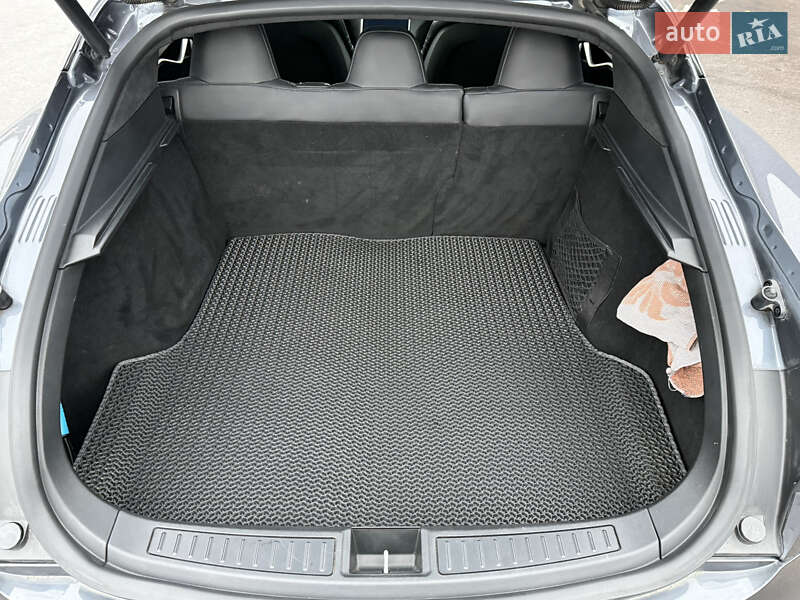 Лифтбек Tesla Model S 2015 в Ровно
