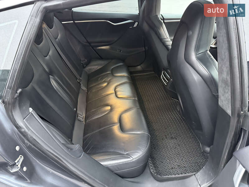 Лифтбек Tesla Model S 2015 в Ровно