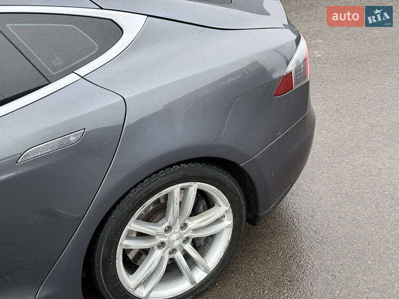 Лифтбек Tesla Model S 2015 в Ровно