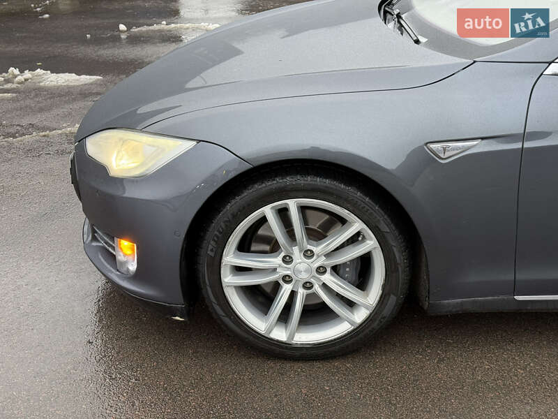 Лифтбек Tesla Model S 2015 в Ровно