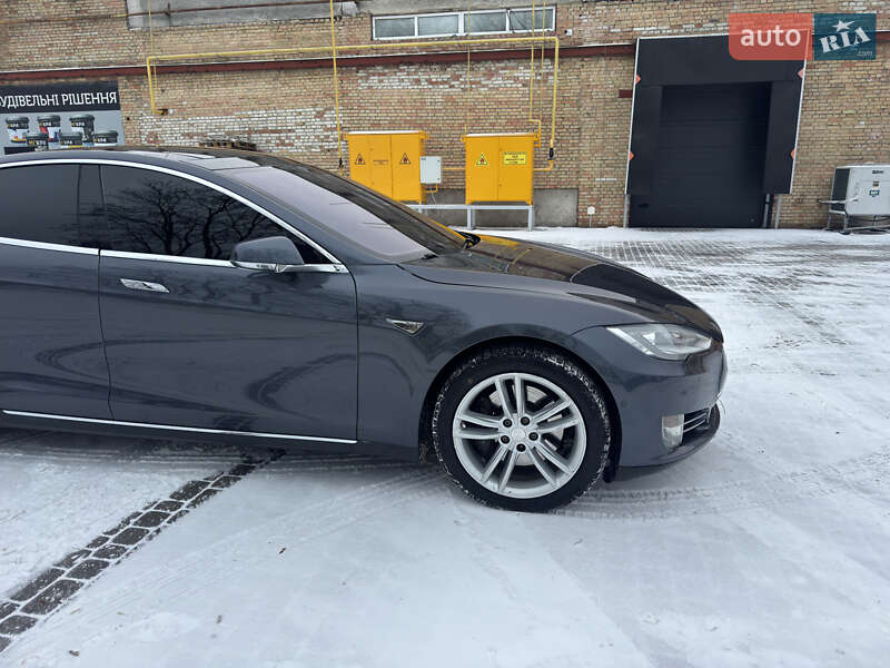 Лифтбек Tesla Model S 2016 в Львове