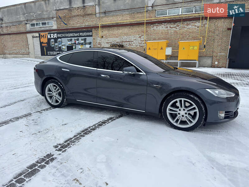 Лифтбек Tesla Model S 2016 в Львове