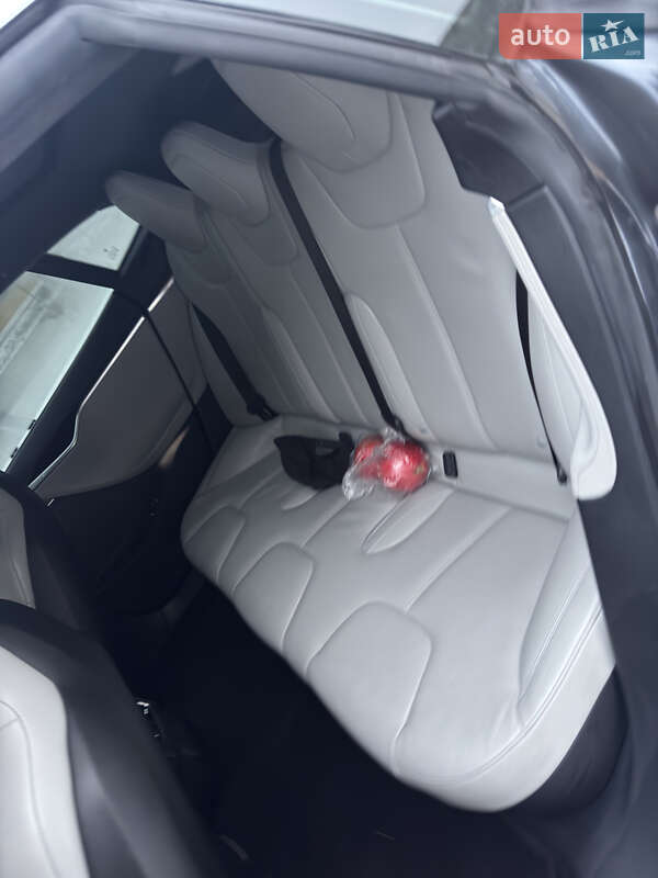 Лифтбек Tesla Model S 2016 в Львове