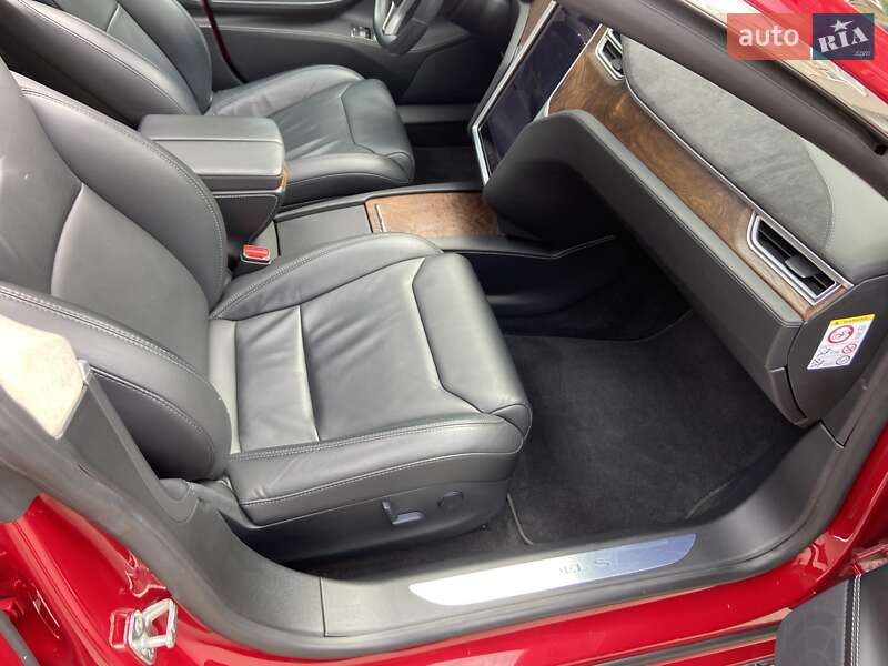 Лифтбек Tesla Model S 2017 в Черновцах