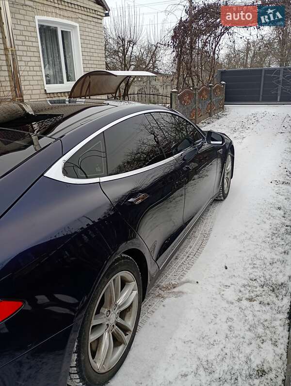Лифтбек Tesla Model S 2013 в Нововолынске
