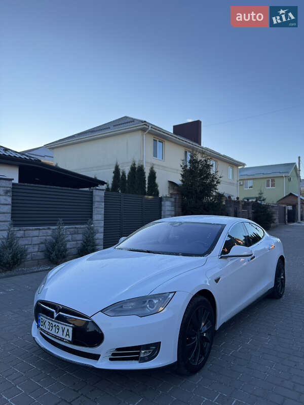 2015 Tesla Model-S, VIN 5YJSA7E29FF108085:plate — фото 1 (autoria)