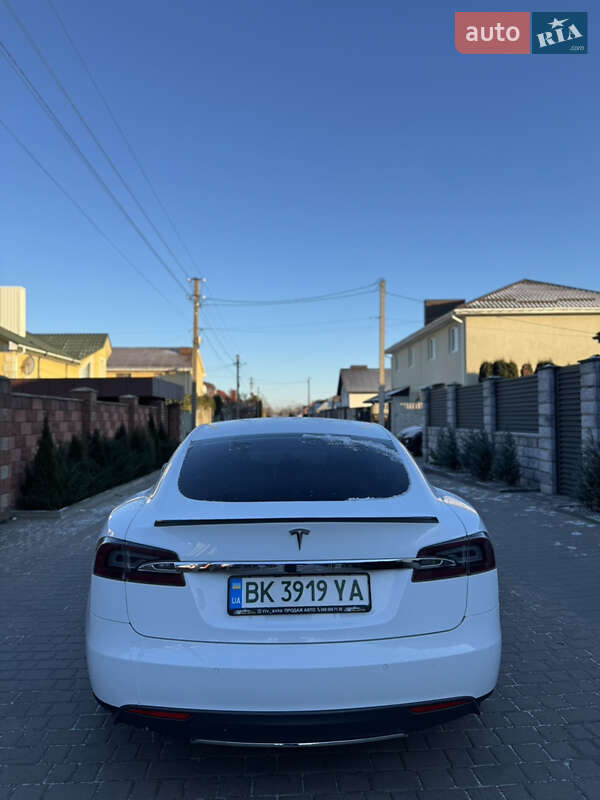Лифтбек Tesla Model S 2015 в Ровно