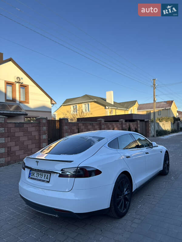 Лифтбек Tesla Model S 2015 в Ровно