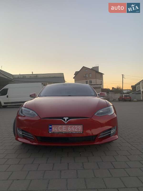 Лифтбек Tesla Model S 2016 в Львове