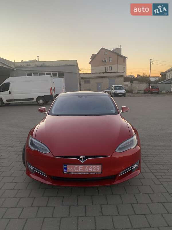 Лифтбек Tesla Model S 2016 в Львове