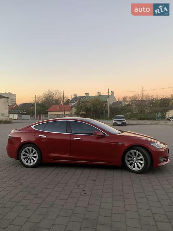 Лифтбек Tesla Model S 2016 в Львове
