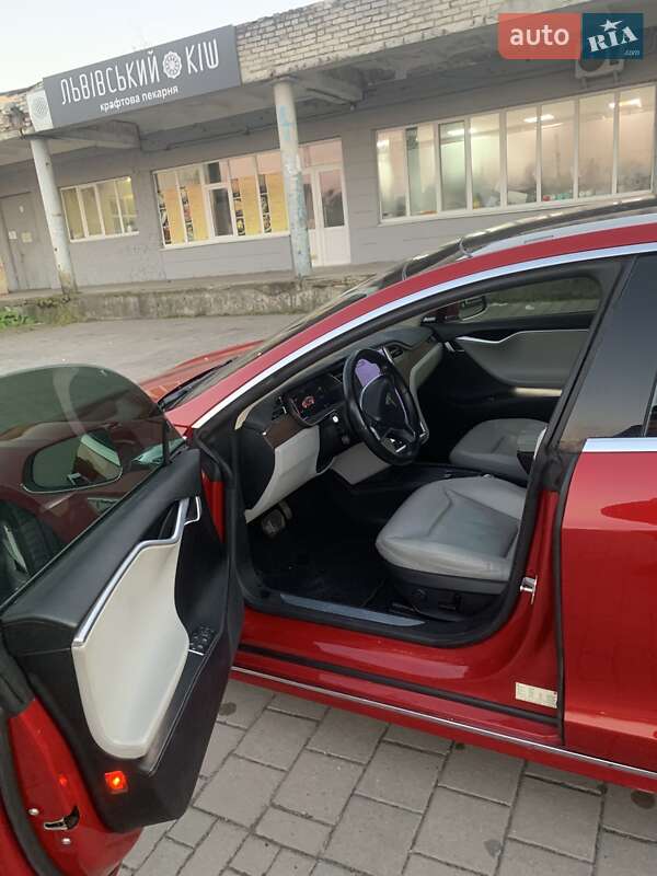 Лифтбек Tesla Model S 2016 в Львове