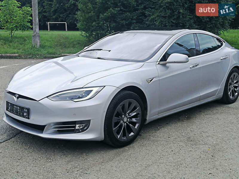 Лифтбек Tesla Model S 2017 в Ивано-Франковске
