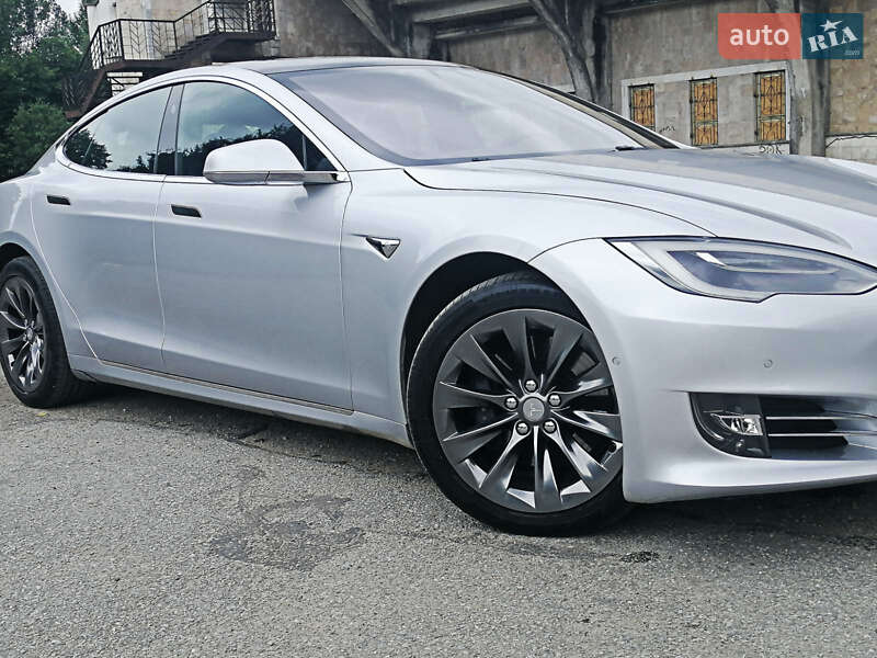 Лифтбек Tesla Model S 2017 в Ивано-Франковске