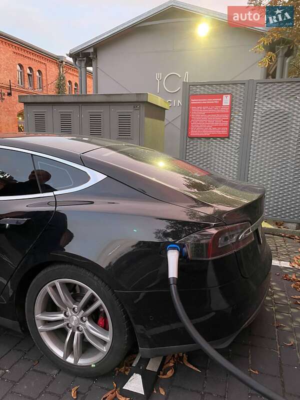 Ліфтбек Tesla Model S 2014 в Києві