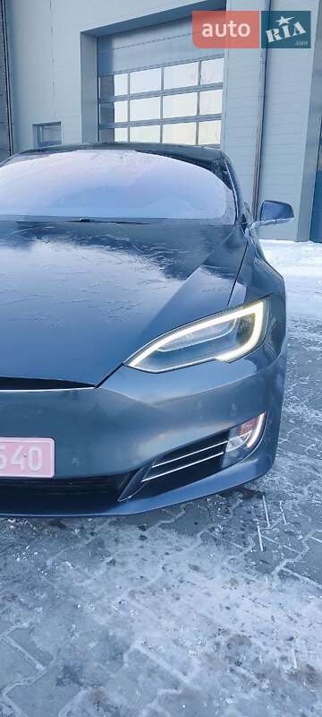 Лифтбек Tesla Model S 2016 в Сарнах