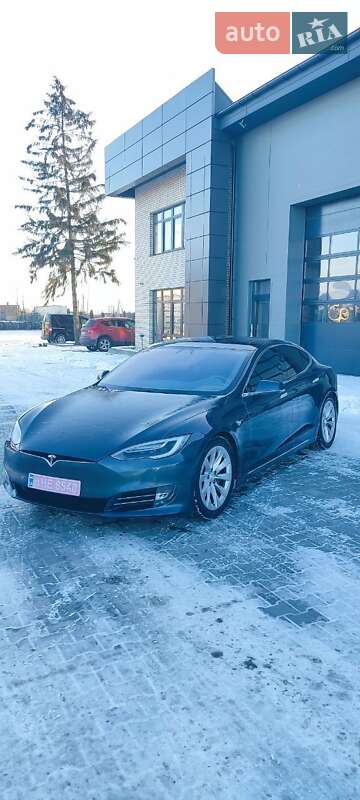 Лифтбек Tesla Model S 2016 в Сарнах