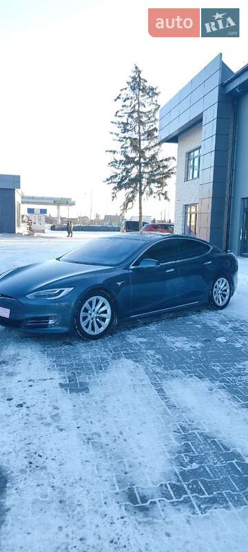 Лифтбек Tesla Model S 2016 в Сарнах