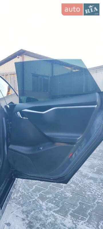 Лифтбек Tesla Model S 2016 в Сарнах