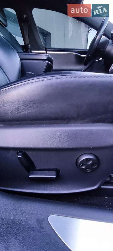 Лифтбек Tesla Model S 2016 в Сарнах