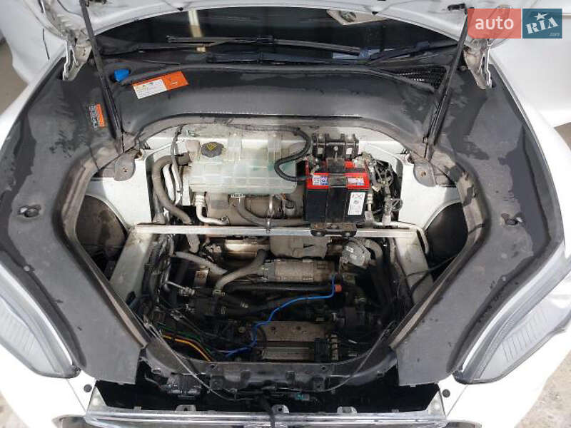 Лифтбек Tesla Model S 2015 в Львове