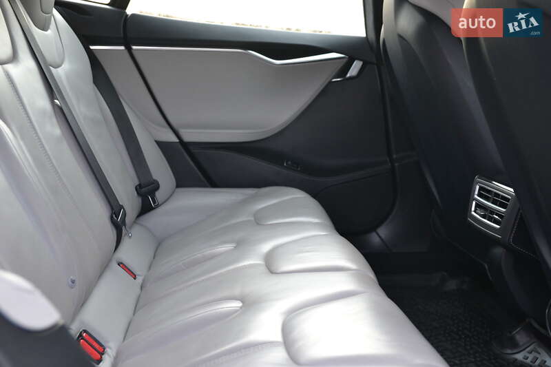 Лифтбек Tesla Model S 2016 в Луцке