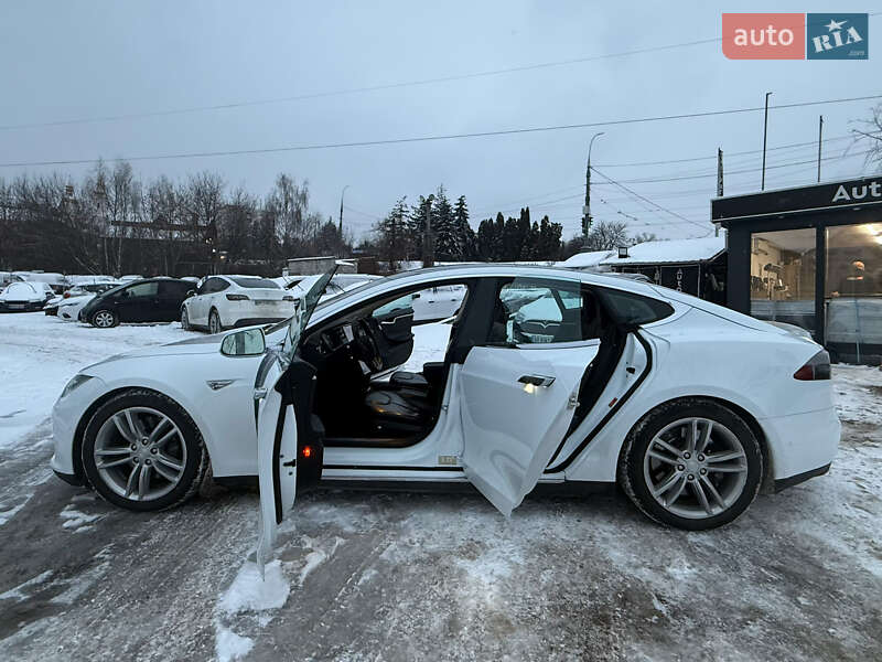 Лифтбек Tesla Model S 2015 в Виннице