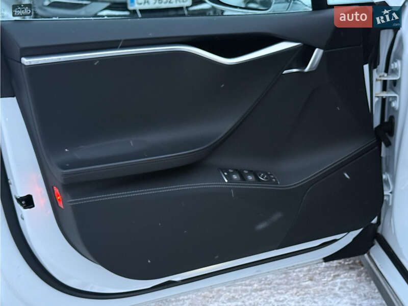 Лифтбек Tesla Model S 2015 в Виннице