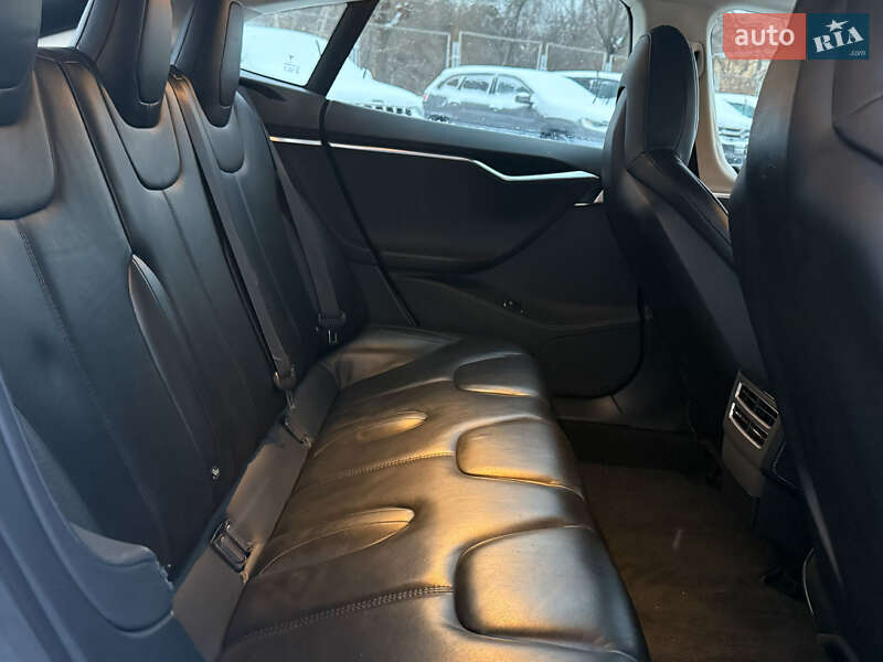 Лифтбек Tesla Model S 2015 в Виннице