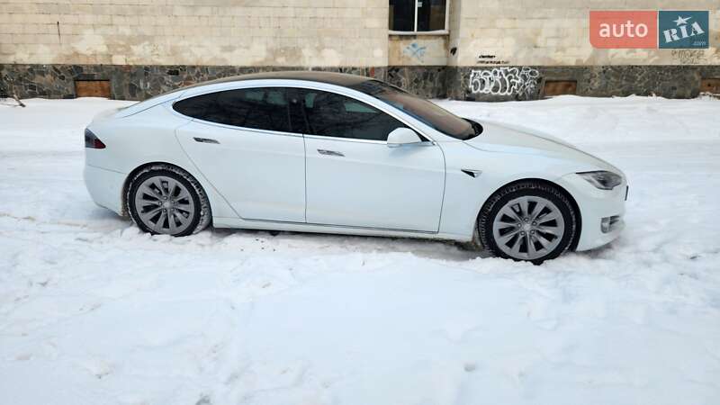 Лифтбек Tesla Model S 2018 в Киеве