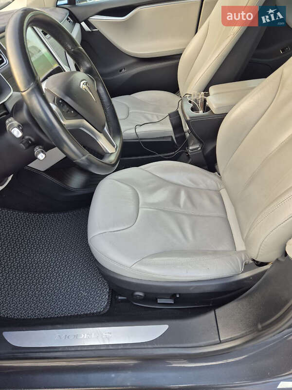 Лифтбек Tesla Model S 2015 в Львове