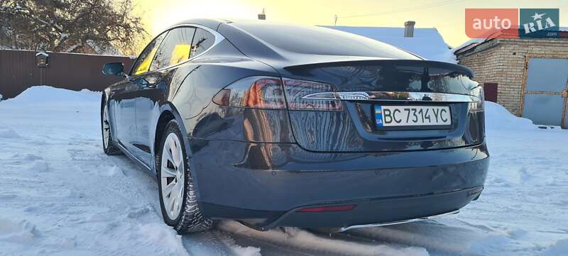 Лифтбек Tesla Model S 2015 в Нововолынске