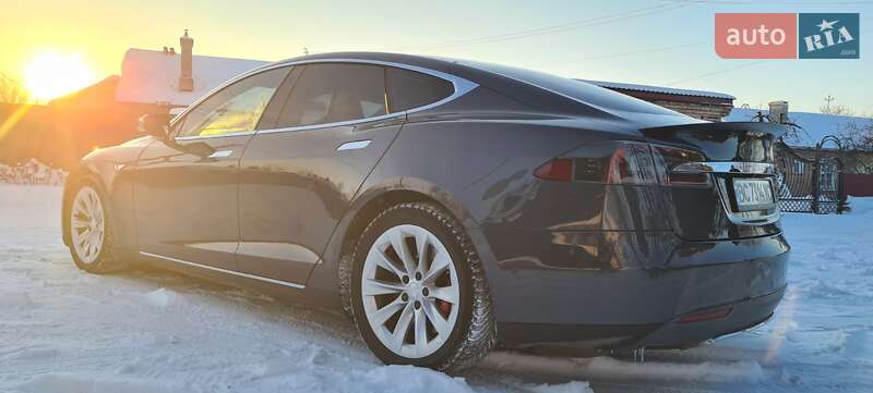 Лифтбек Tesla Model S 2015 в Нововолынске