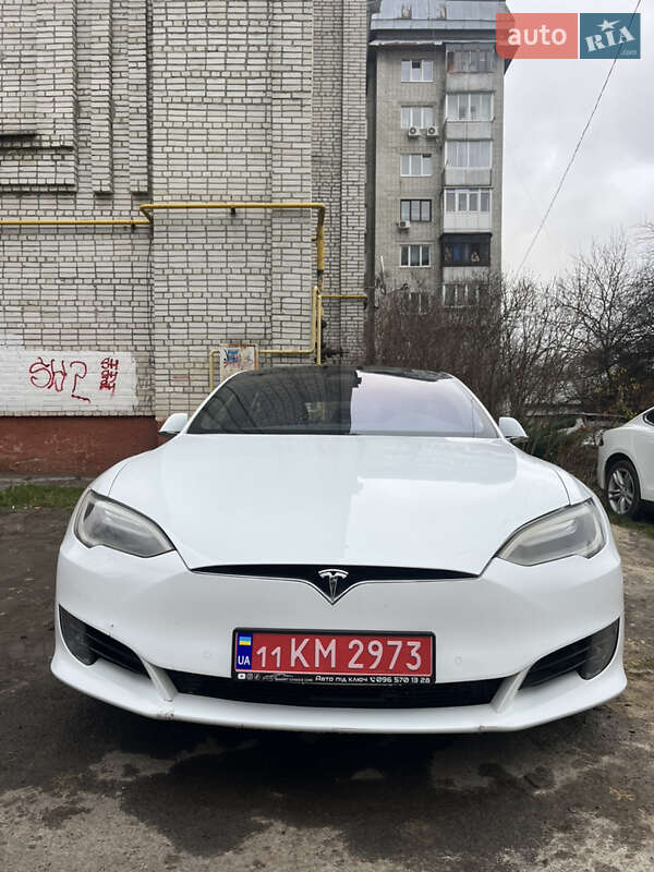 Лифтбек Tesla Model S 2016 в Львове