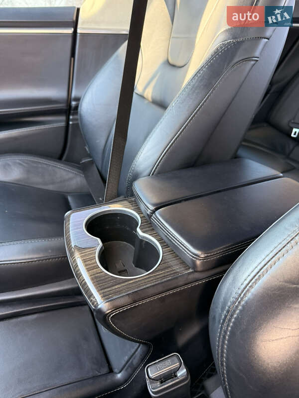 Ліфтбек Tesla Model S 2016 в Володимирі