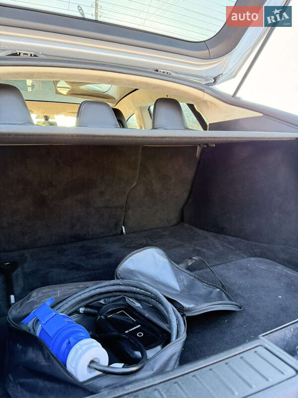 Ліфтбек Tesla Model S 2016 в Володимирі