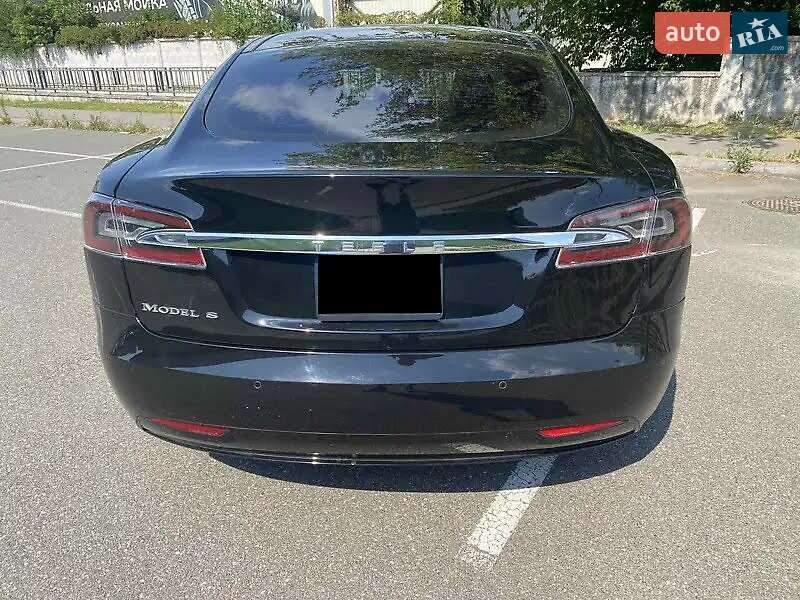 Лифтбек Tesla Model S 2016 в Киеве