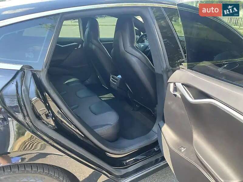 Лифтбек Tesla Model S 2016 в Киеве